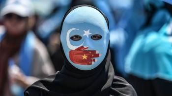 Ujgursko pod čínskou vládou: Převýchovné tábory a digitální diktatura 21. století
